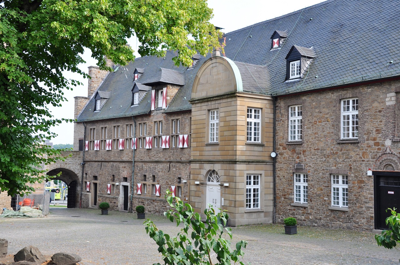 56+ Kriegsbombe Im Garten Mülheim An Der Ruhr, April 1945 insgesamt